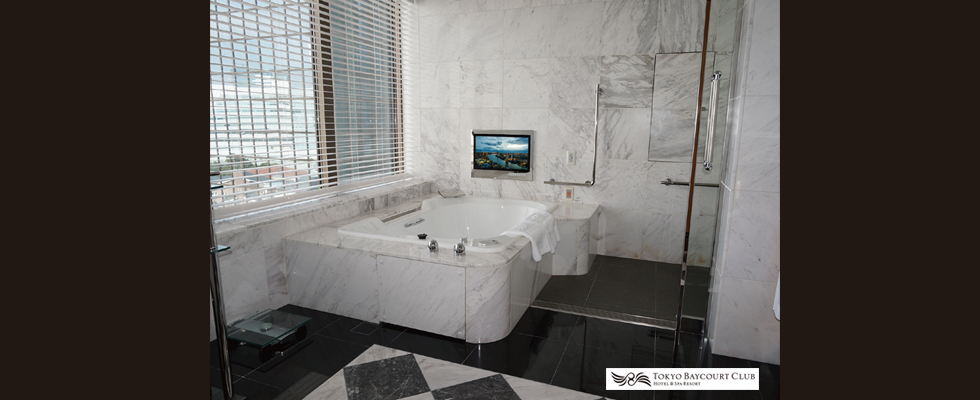 東京ベイコート倶楽部客室のバスルームに設置された浴室テレビの空間写真